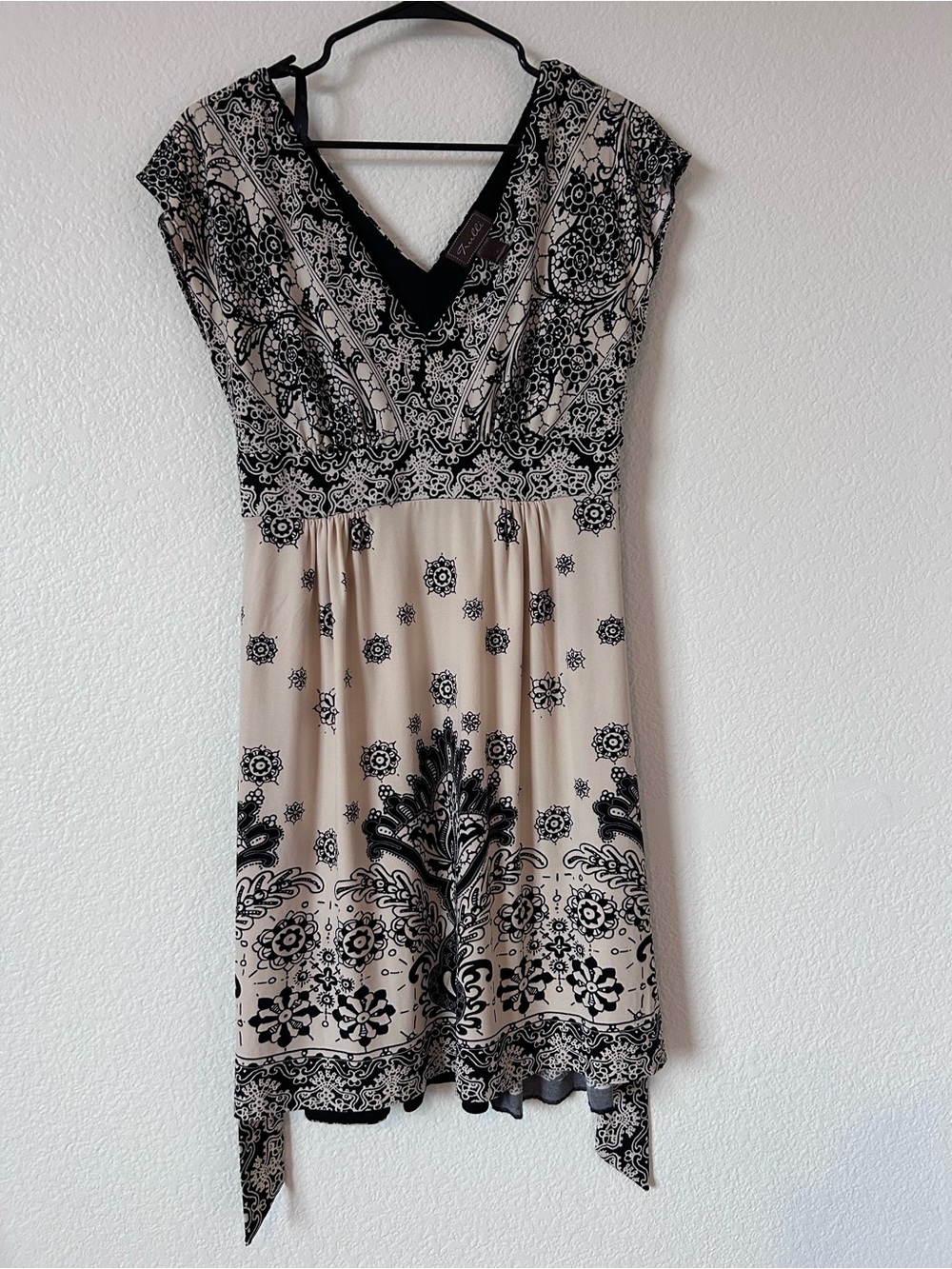 VTG Trulli V‑Neck Black and Cream Boho Hippie Paisley Women’s 8 Cap Sleeve Dress